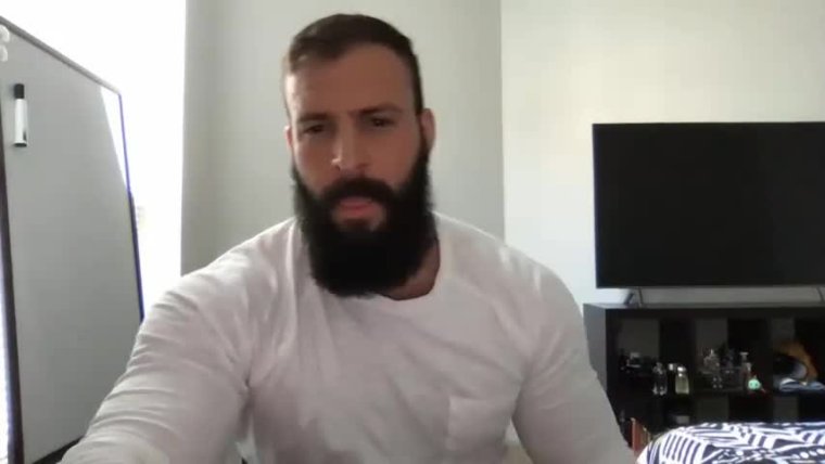 Lutador Machão desvirginou o cu após meta de fãs atingida em live