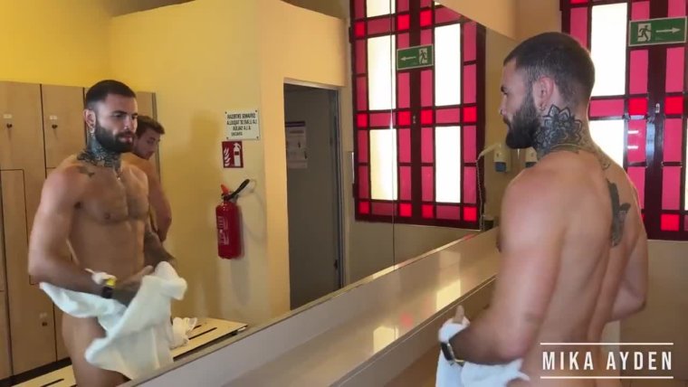 Gay Seduziu o Macho Alfa do Banheirão da academia na cara dura