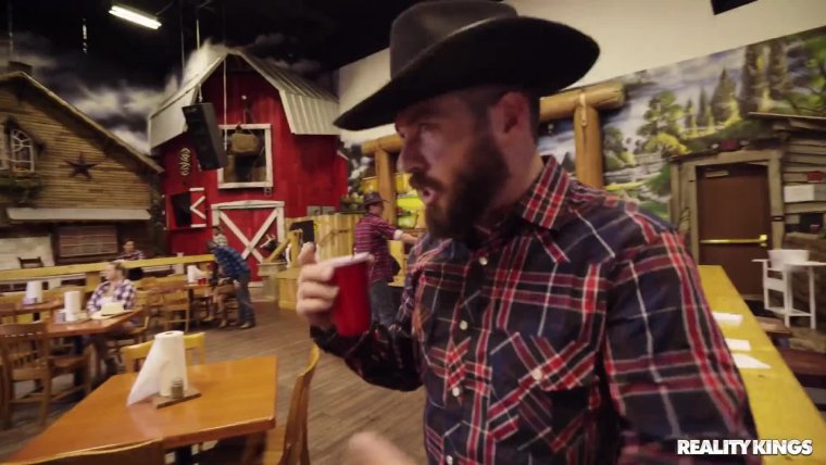 AgroBoy Cowboy Hétero dotado mitando na balada